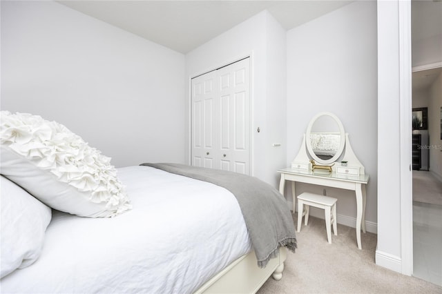 bedroom featuring carpet flooring and a closet