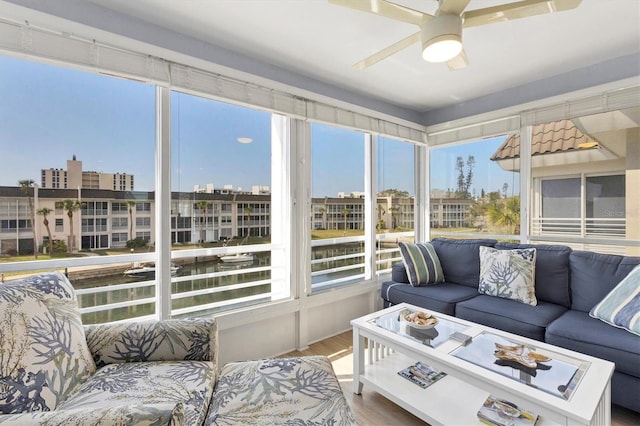 sunroom with ceiling fan