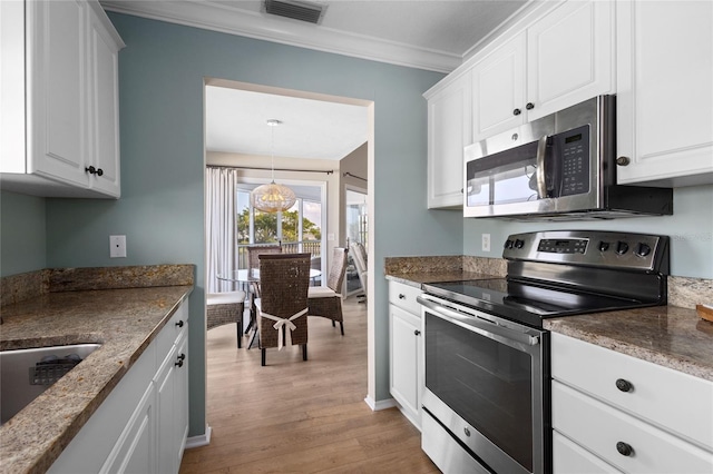 kitchen with crown molding, light hardwood / wood-style flooring, white cabinetry, stainless steel appliances, and decorative light fixtures