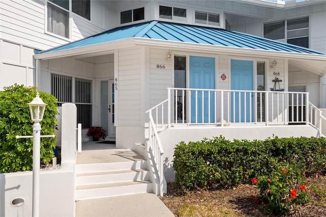 doorway to property with covered porch