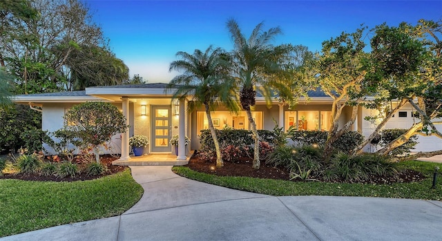 view of front of property featuring a lawn