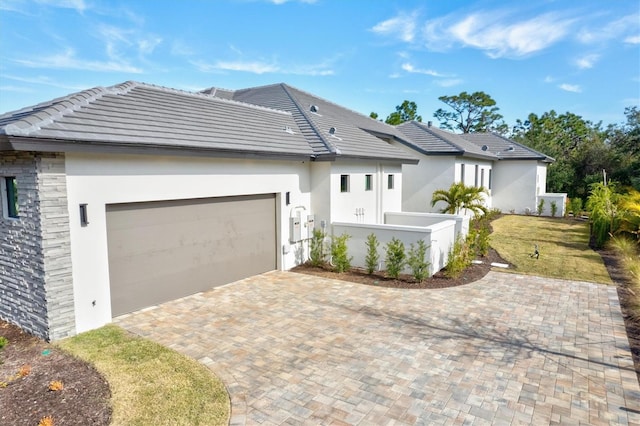 view of front of house featuring a garage and a front yard