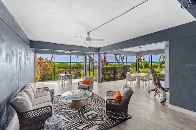 sunroom with ceiling fan