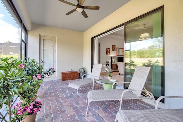 sunroom with ceiling fan