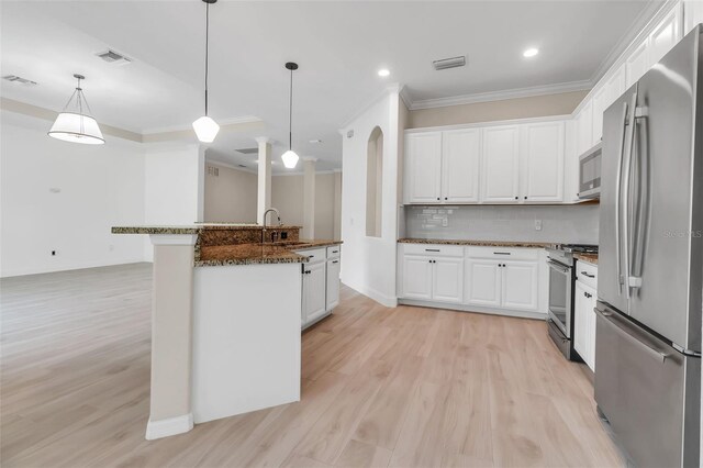 13303 Swiftwater Way, Lakewood Ranch, FL 34211 - kitchen featuring appliances with stainless steel finishes, a sink, crown molding, light wood-style floors, and decorative backsplash