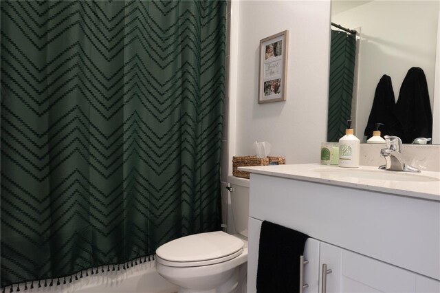 bathroom with toilet, a shower with curtain, and vanity