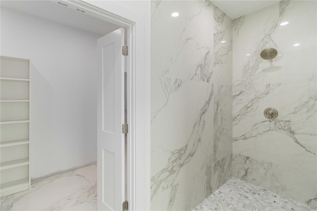 bathroom featuring tiled shower