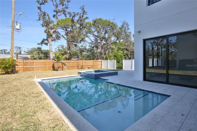 view of pool featuring an in ground hot tub and a lawn