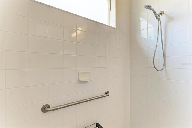 bathroom featuring tiled shower