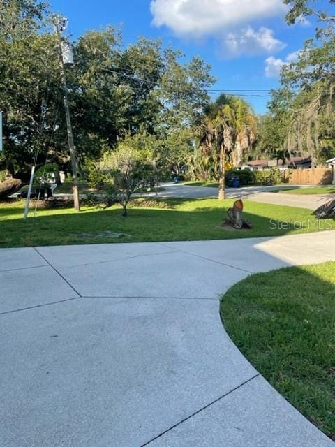 view of property's community featuring a lawn