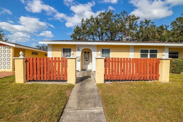 view of front of house featuring a front yard