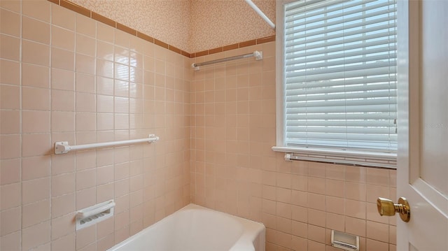 bathroom featuring tiled shower / bath combo