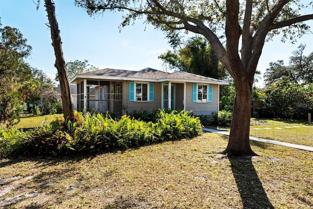 single story home with a front lawn