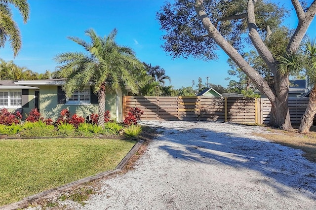 view of front facade featuring a front yard