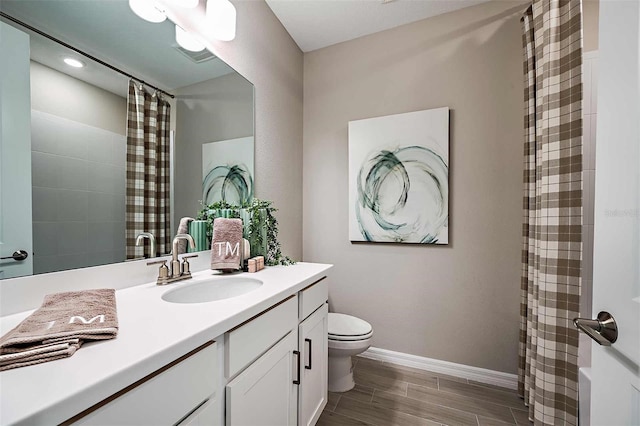 bathroom featuring a shower with curtain, vanity, and toilet