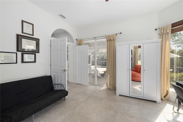 sitting room with visible vents and arched walkways