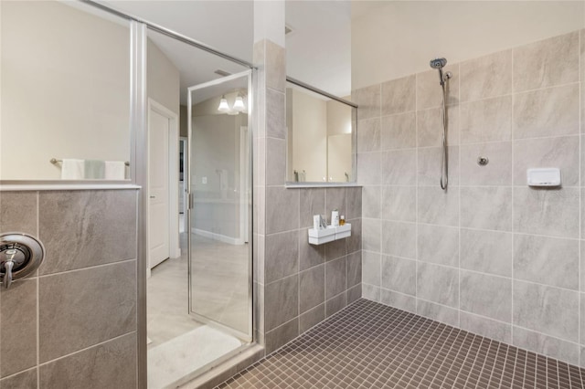 bathroom featuring a tile shower