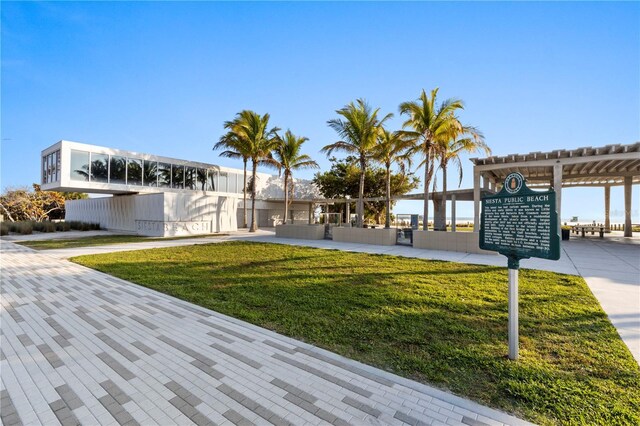 5618 Monte Rosso Rd, Sarasota, FL 34243 - surrounding community with a lawn