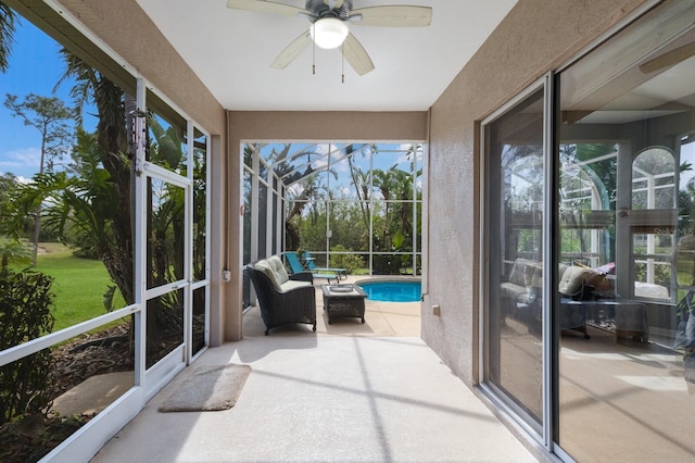 sunroom with ceiling fan