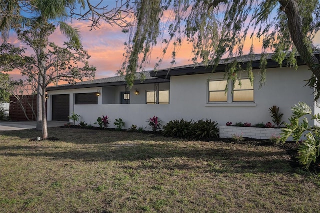 view of front facade featuring a yard and a garage