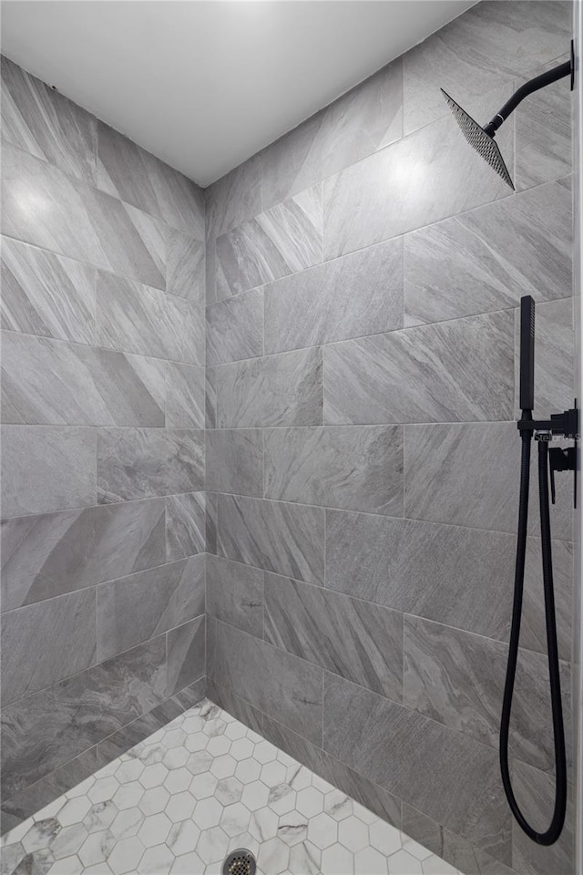 bathroom featuring a tile shower