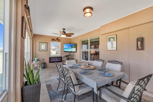 sunroom with ceiling fan