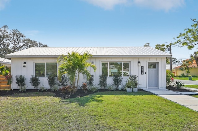 view of front facade featuring a front yard