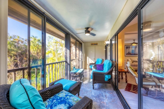 sunroom with ceiling fan