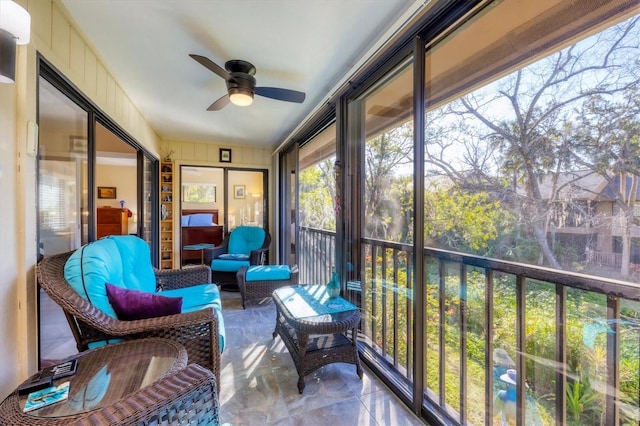 sunroom with ceiling fan