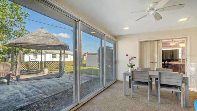 sunroom with ceiling fan