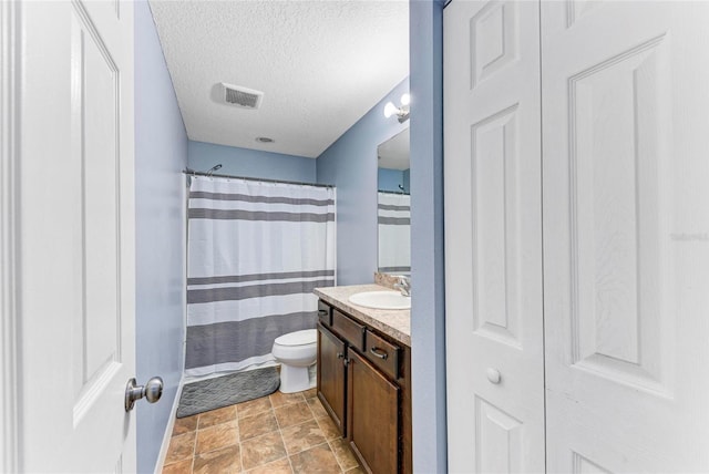 full bathroom featuring a textured ceiling, curtained shower, toilet, vanity, and visible vents