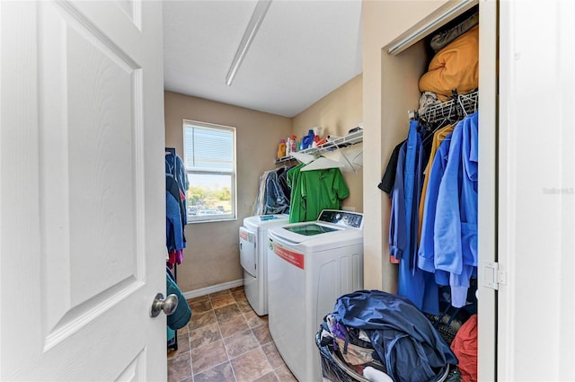 laundry room with washer and clothes dryer and baseboards