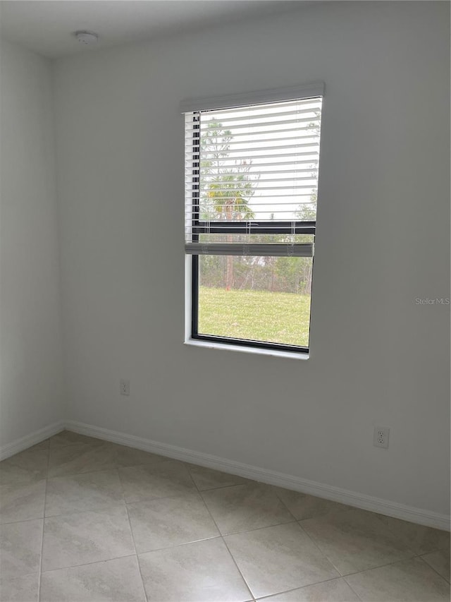 empty room featuring light tile patterned flooring