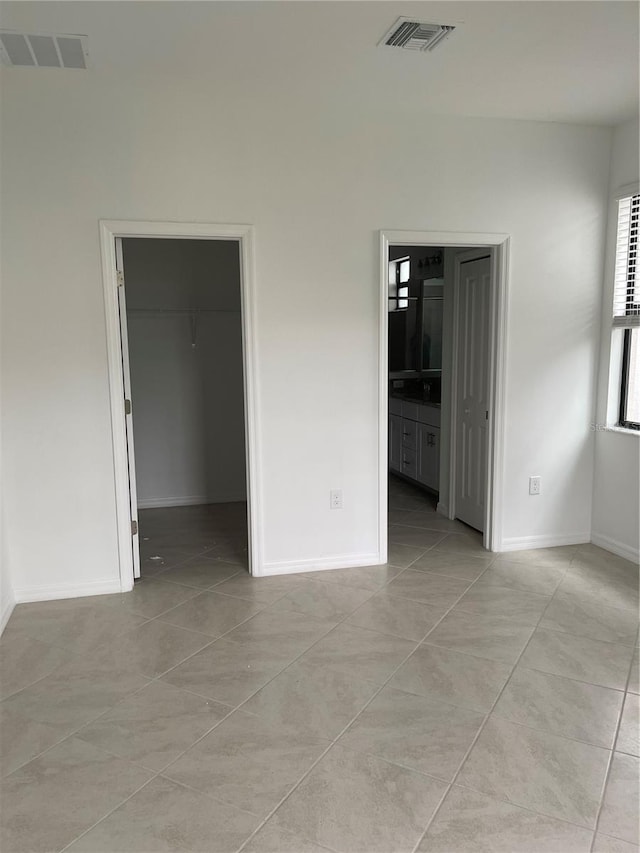 empty room featuring light tile patterned floors