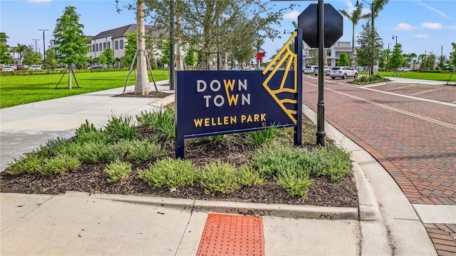 community sign featuring a yard