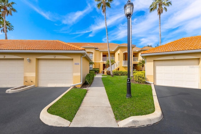 view of front of home featuring a garage and a front yard