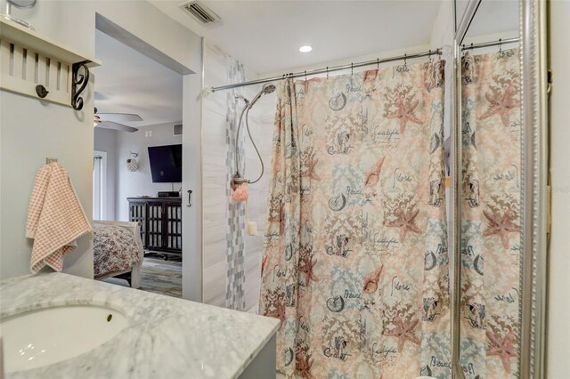 full bathroom featuring a shower with curtain, ceiling fan, visible vents, and vanity