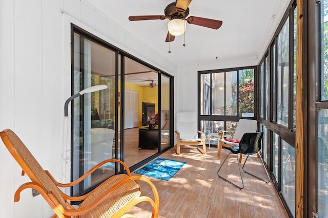 sunroom with ceiling fan