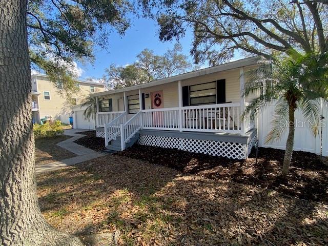 single story home featuring a porch