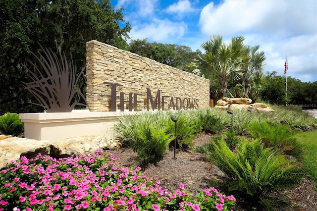 view of community / neighborhood sign