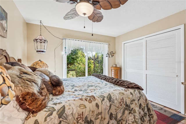 bedroom featuring ceiling fan, a closet, and a textured ceiling