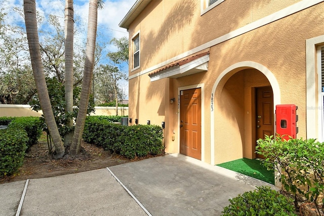 property entrance featuring stucco siding