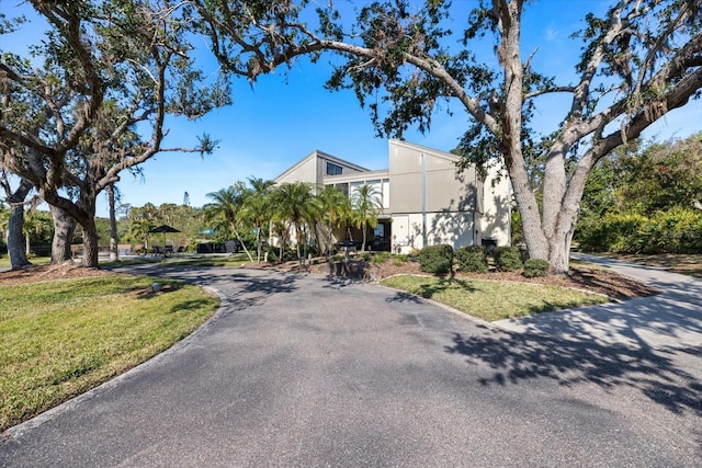 view of front of house featuring a front lawn