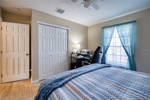 bedroom featuring ceiling fan and a closet