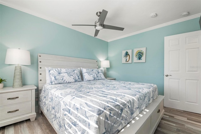 bedroom featuring crown molding, dark hardwood / wood-style floors, and ceiling fan