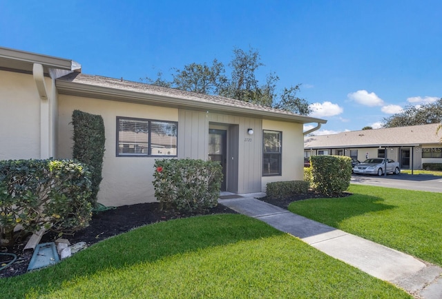 view of front of home featuring a front yard