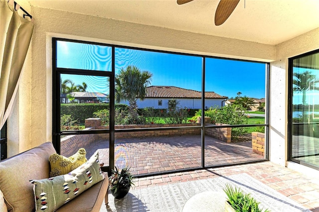 sunroom with ceiling fan