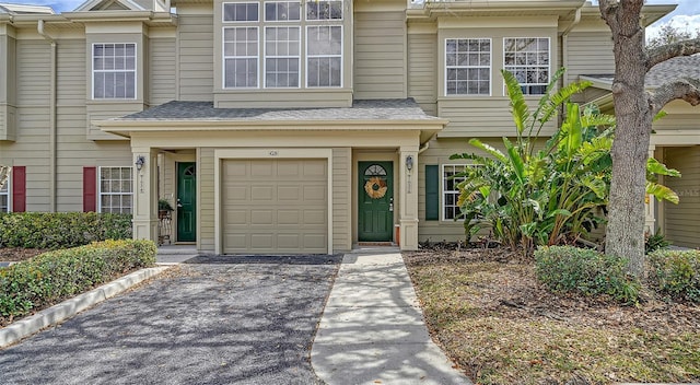 7632 Plantation Cir, Bradenton, FL 34201 - townhome / multi-family property featuring a shingled roof, driveway, and an attached garage
