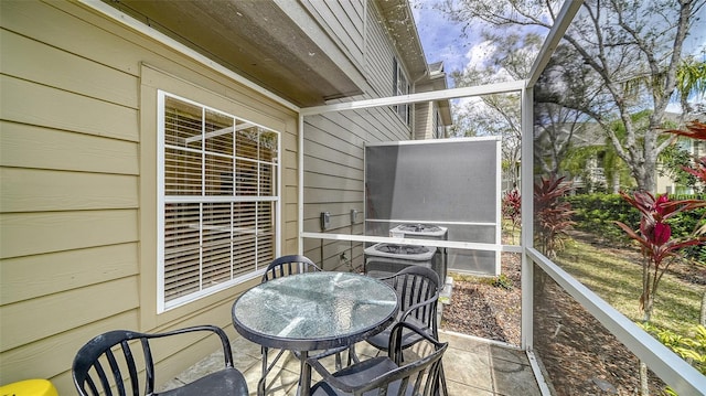 7632 Plantation Cir, Bradenton, FL 34201 - balcony with outdoor dining area and a patio area