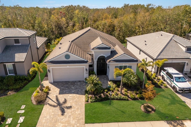 view of front of house featuring a garage and a front yard